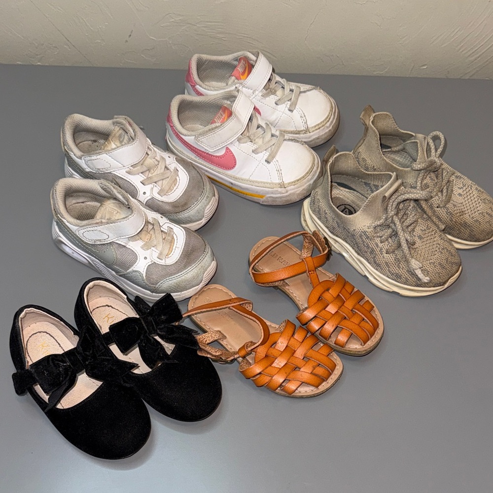 Lot of toddler size 7 shoes